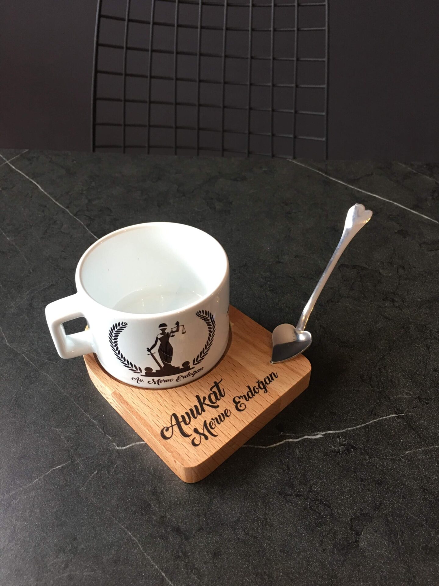 Avukata Özel Ahşap Altlıklı Fincan Seti